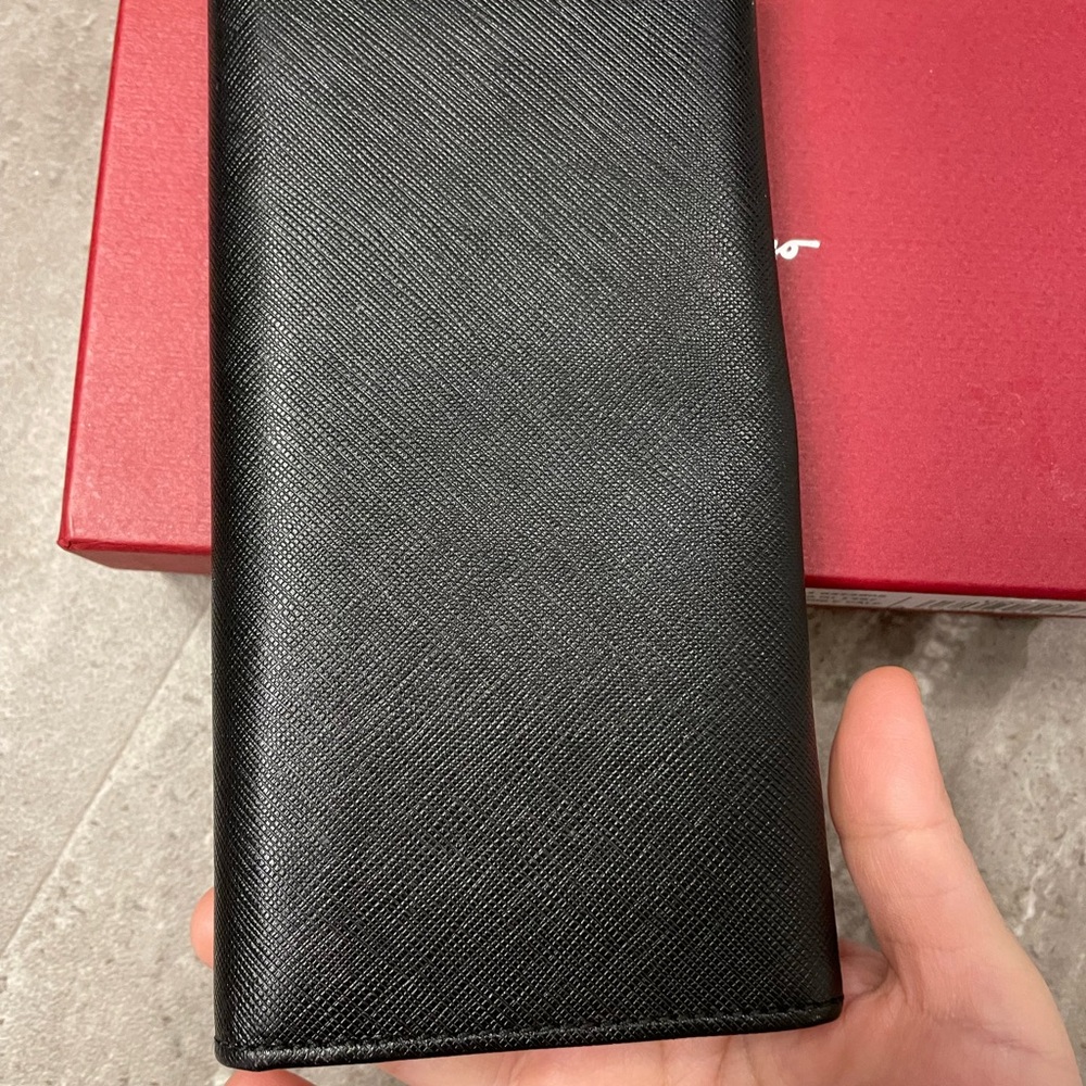100% Authentic Salvatore Ferragamo Black Wallet - Picture 2 of 12